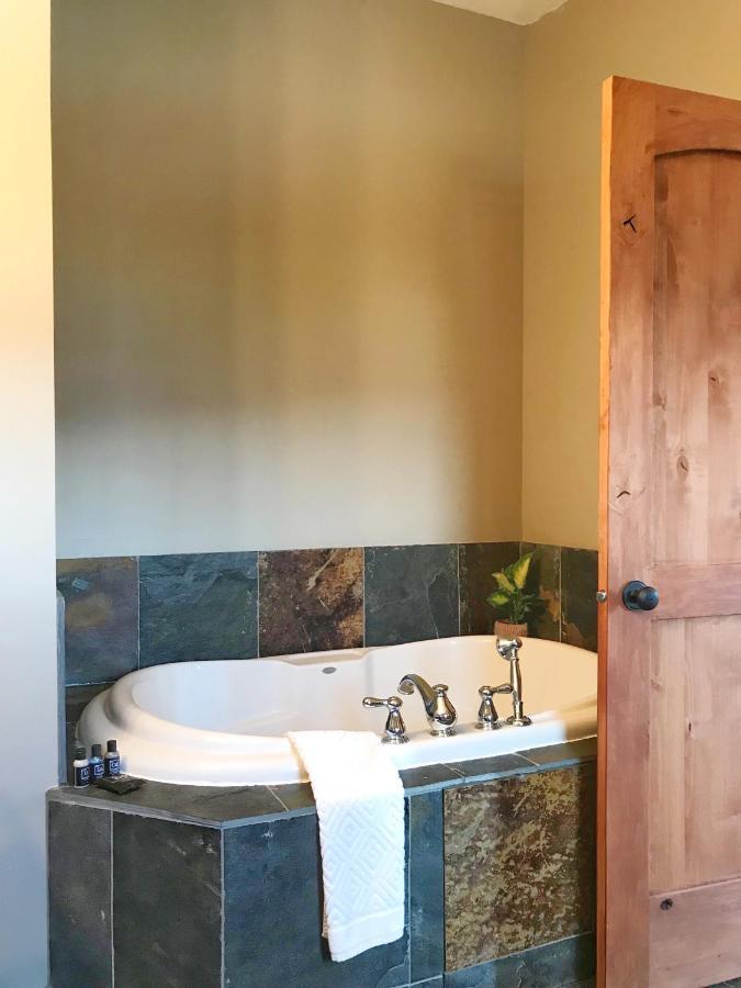 Wesbert Winery & Guest Suites Penticton Exterior photo